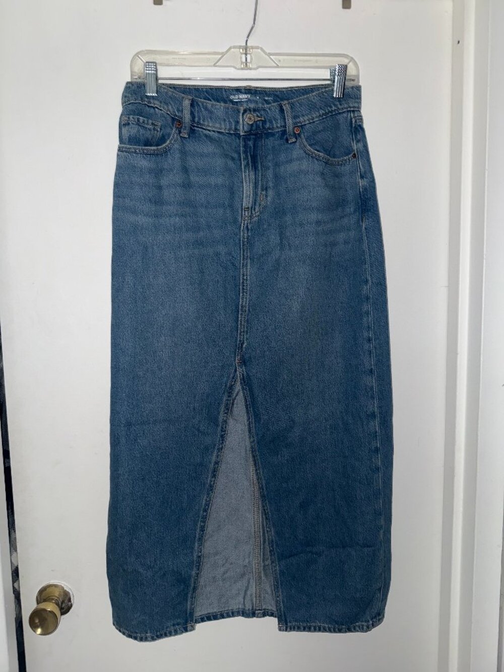 💙 Old Navy Medium Wash Denim Midi Skirt – Size 4 💙